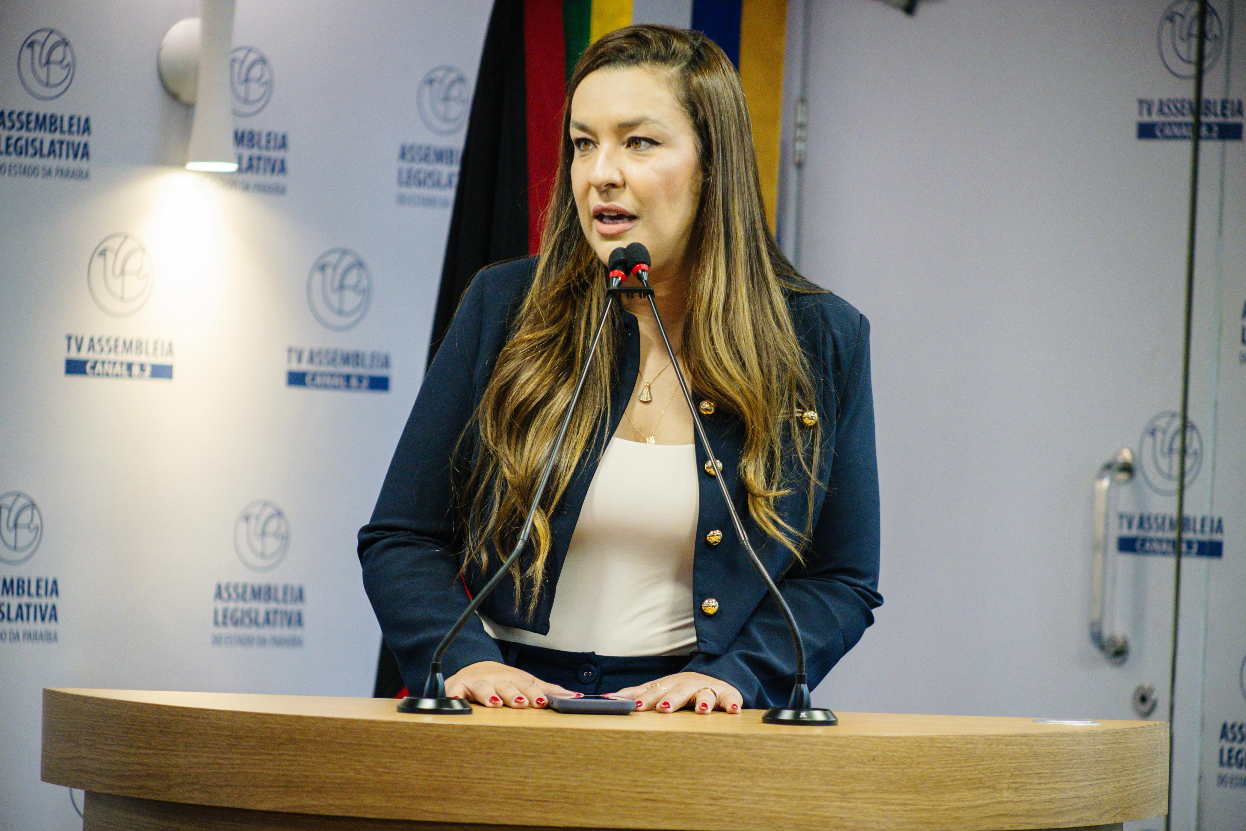 Camila Toscano lidera iniciativa para escancarar dados de evasão e verbas no ensino da PB