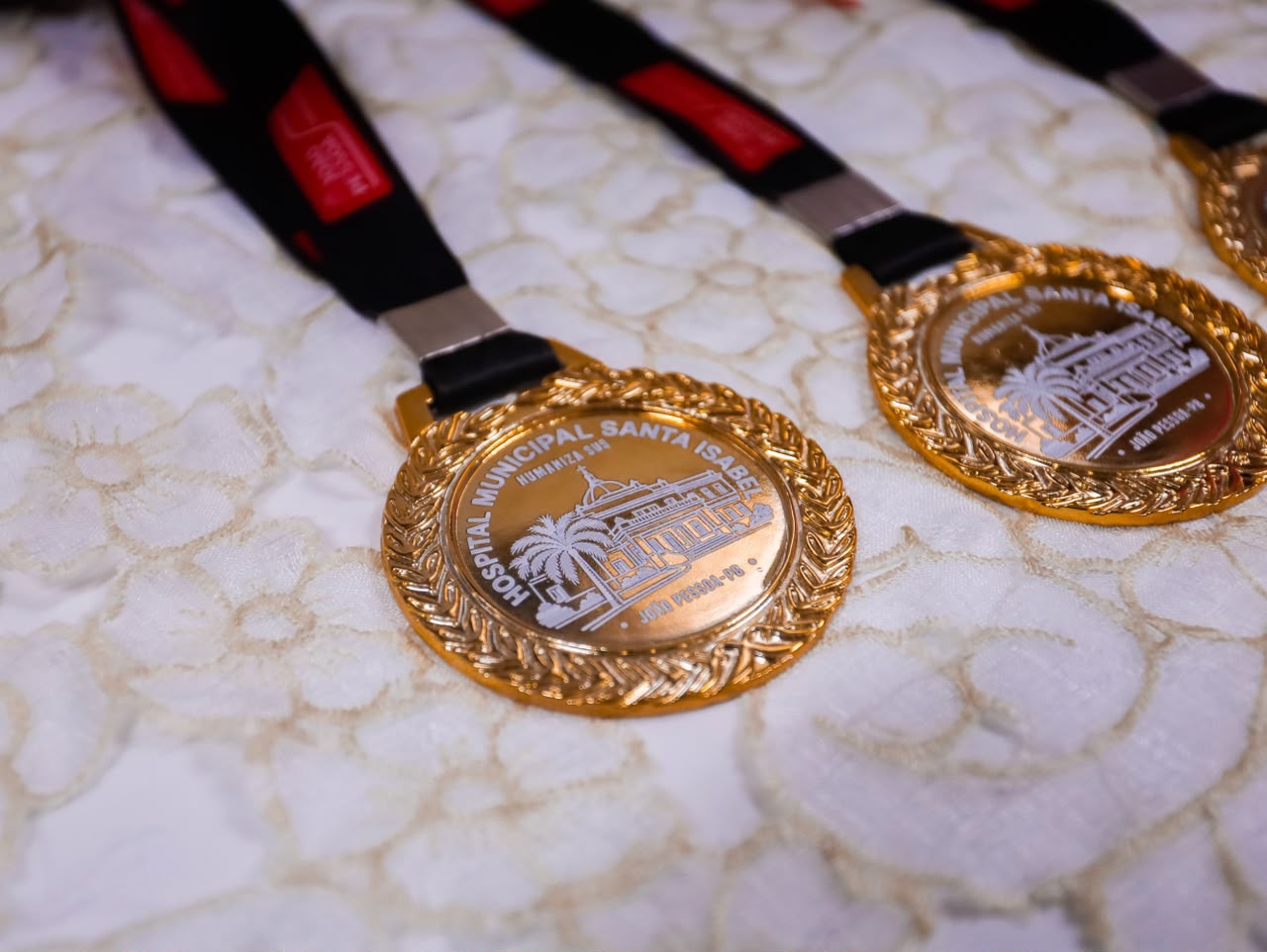 Leo Bezerra lança medalha para incentivar atendimento humanizado e reforça ações preventivas do Outubro Rosa